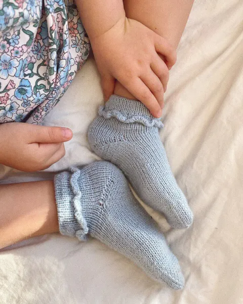 Hovedbilde Ruffle Socks Junior PetiteKnit oppskrift