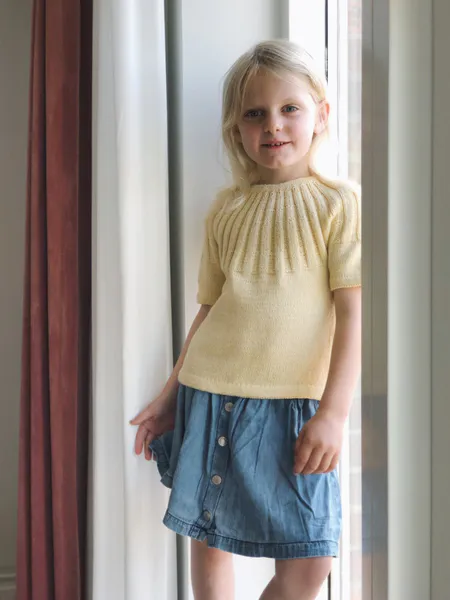 Hovedbilde Sunday Tee Junior PetiteKnit oppskrift