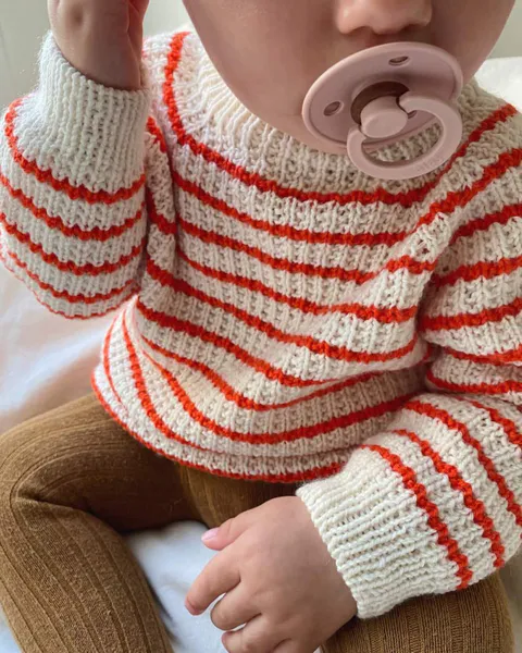 Hovedbilde Friday Sweater Baby PetiteKnit mønster*