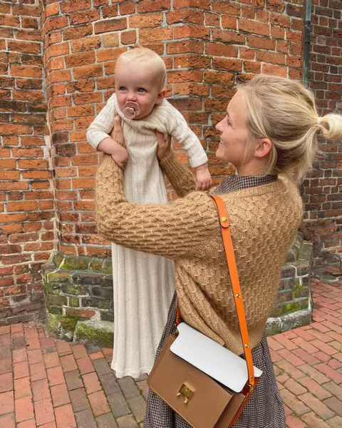 Hovedbilde Annas dåpskjole PetiteKnit strikkeoppskrift*