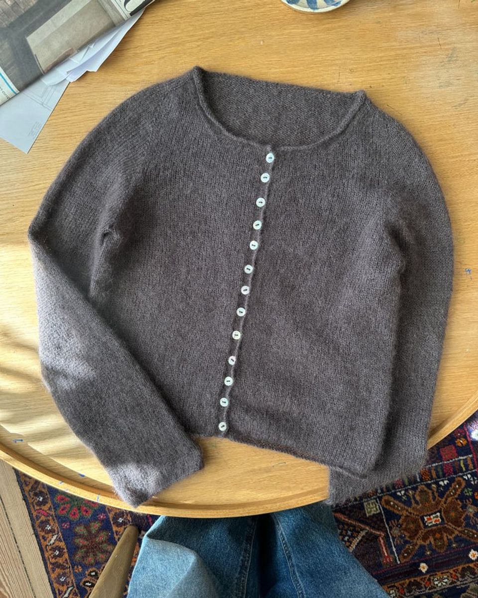 Ivy Cardigan til dame fra PetiteKnit oppskrift