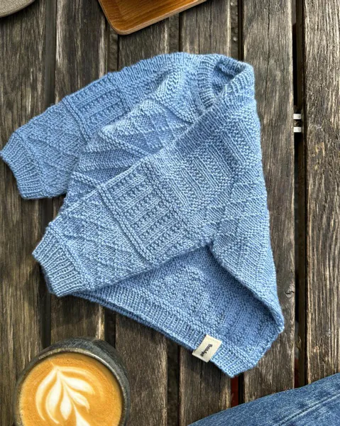Hovedbilde Storm Sweater Baby oppskrift PetiteKnit