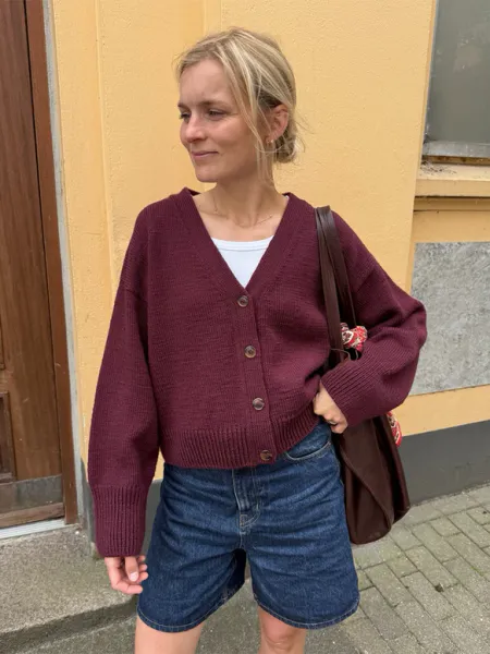 Hovedbilde Scarlet Cardigan fra PetiteKnit oppskrift*