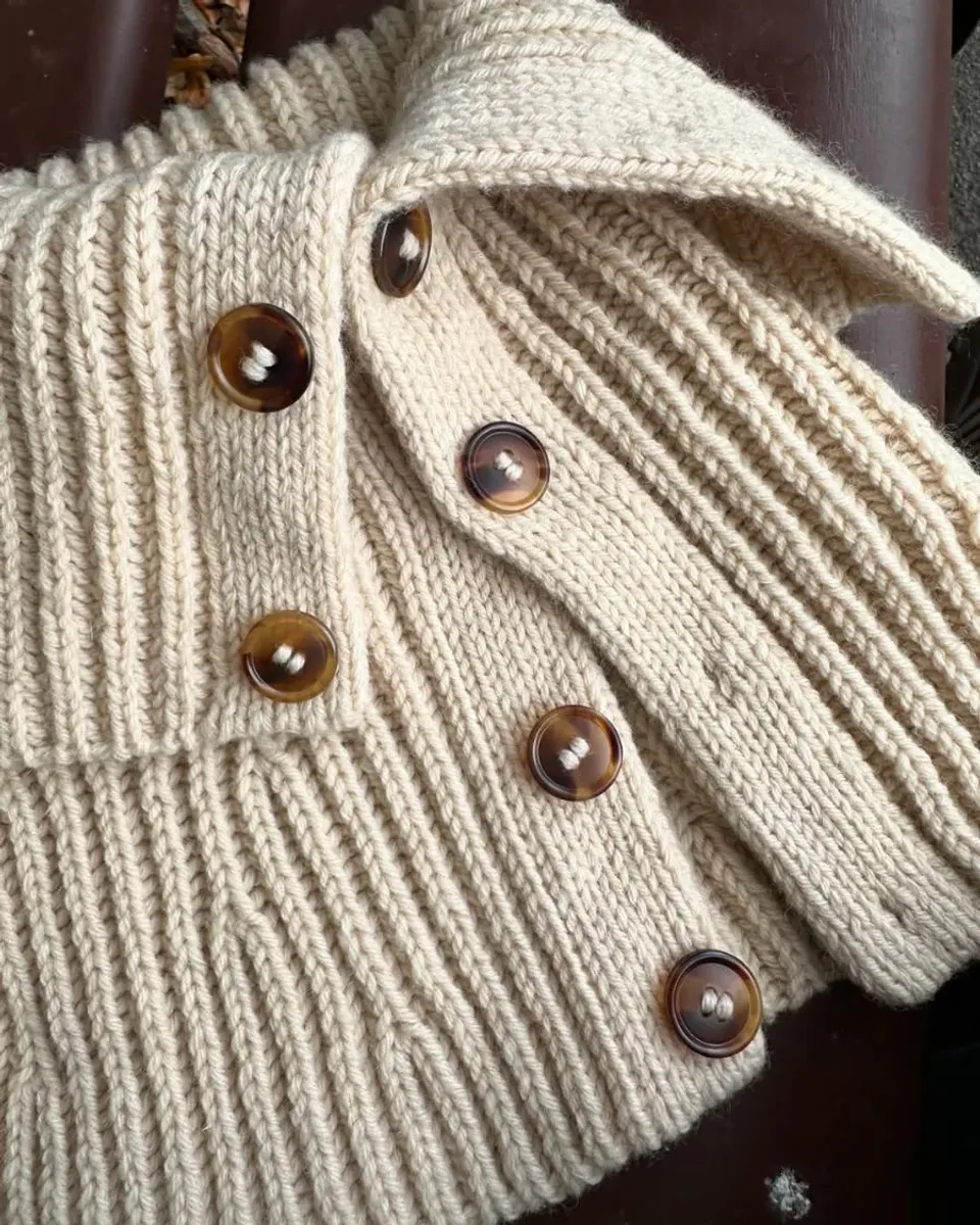 November Neck fra PetiteKnit oppskrift
