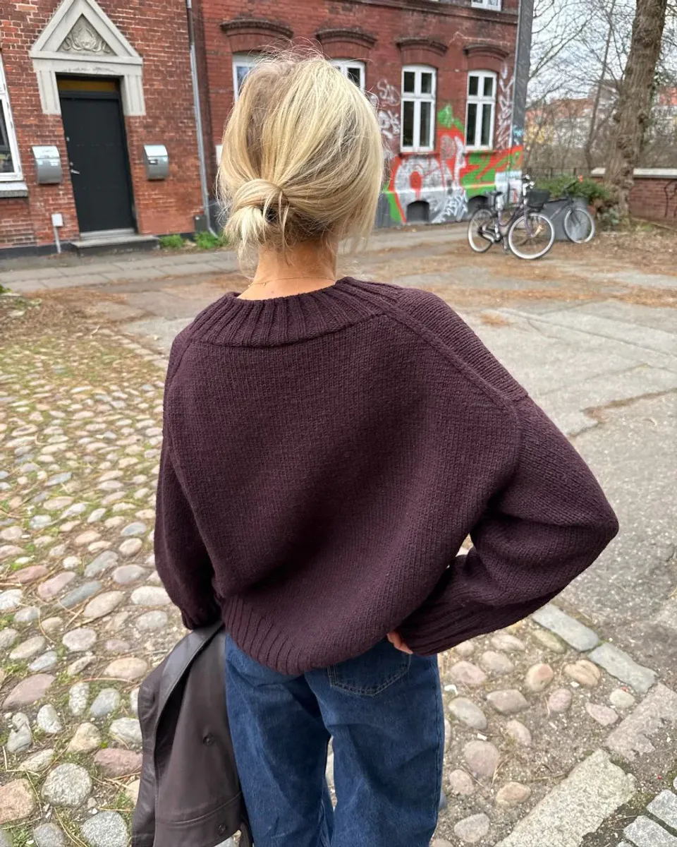 Hannah Sweater V-neck dame fra PetiteKnit oppskrift