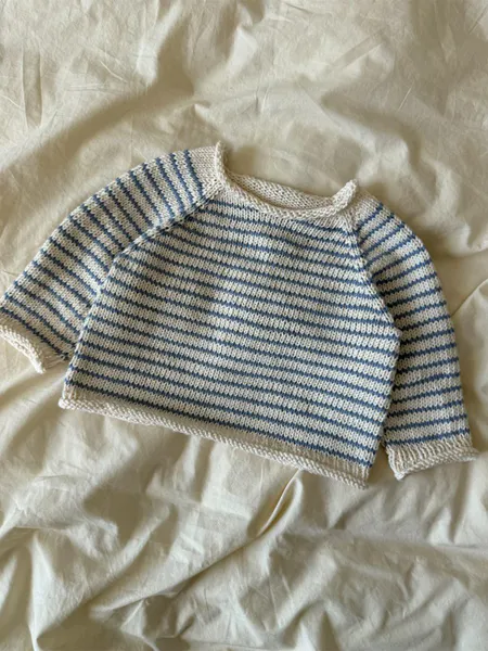 Hovedbilde Frankie Sweater Baby fra PetiteKnit oppskrift