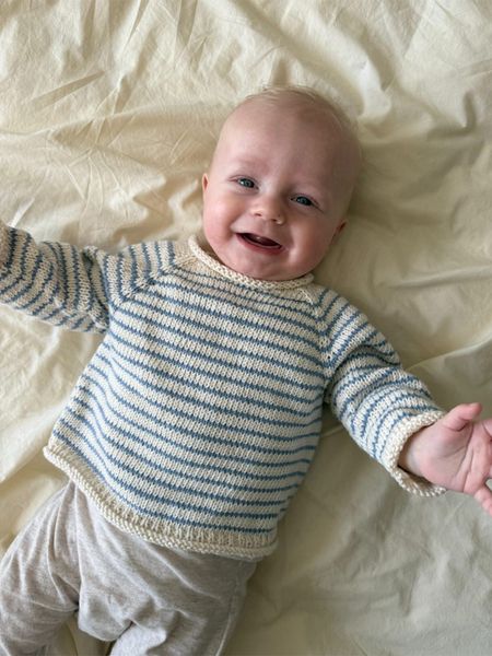 Hovedbilde Frankie Sweater Baby fra PetiteKnit oppskrift*