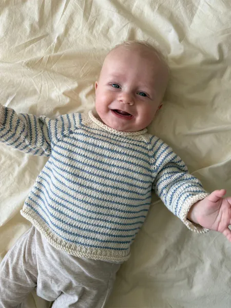 Hovedbilde Frankie Sweater Baby fra PetiteKnit oppskrift