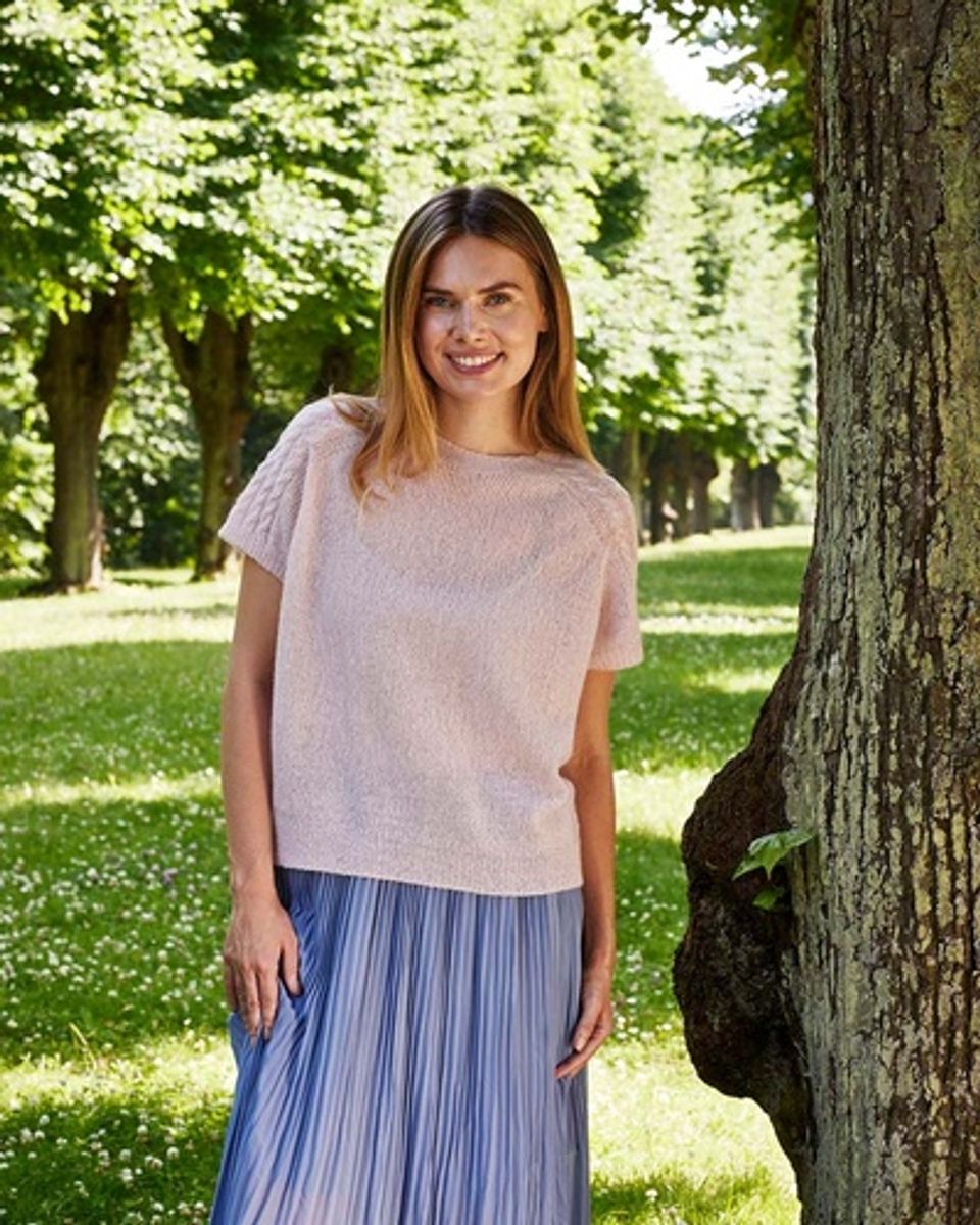 890121 Hannah Tee med fletter oppskrift by Permin